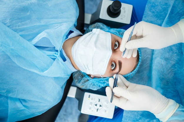 Correction des yeux au laser médical. Opération des yeux de la technologie médicale.