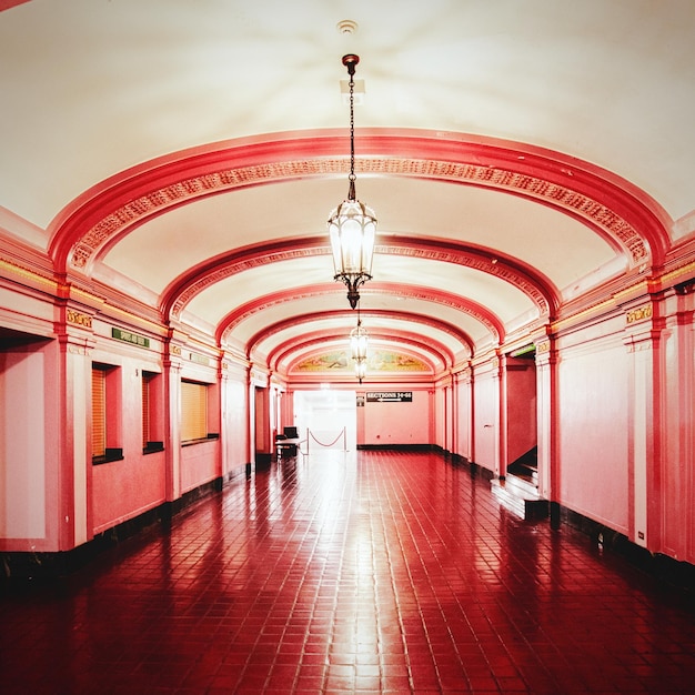 Photo corridor éclairé du bâtiment