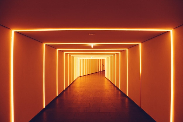 Corridor éclairé du bâtiment