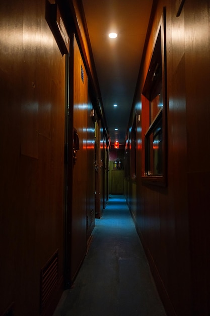 Corridor vintage vide d'un wagon-lit ferroviaire au crépuscule