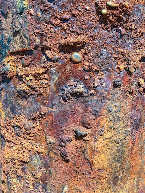 Corrosion du métal sous l'influence du vent, du soleil et de l'eau de mer salée.