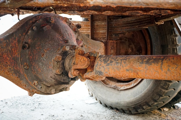 Corrosion et érosion des vieux essieux de camions