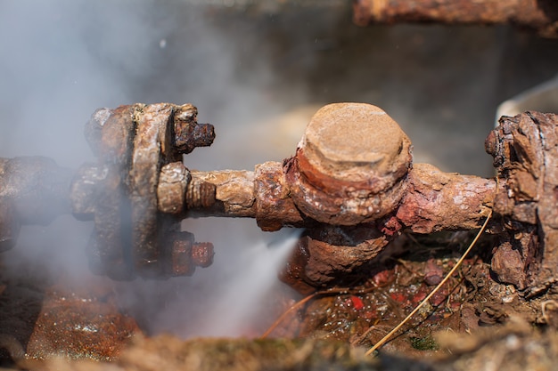 Corrosion rouillée par la canalisation de fuite de gaz de vapeur de tube de valve à l'isolation