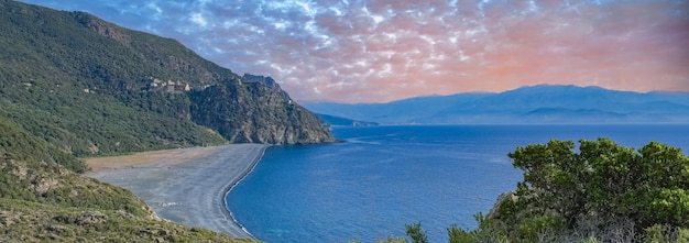 Corse la plage de Nonza avec des cailloux noirs