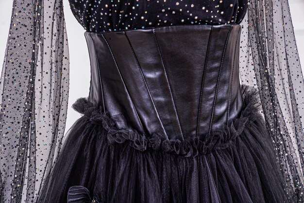 Un corset noir avec un motif à pois blancs sur le devant