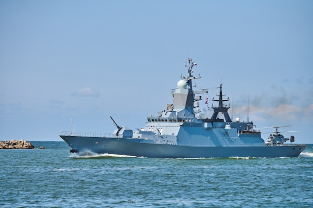 Corvette de navire de guerre de cuirassé avec hélicoptère sur le pont effectuant des exercices militaires en mer Baltique. Bateau de guerre transportant un hélicoptère naviguant dans une belle mer bleue. Navire de guerre militaire, marine russe