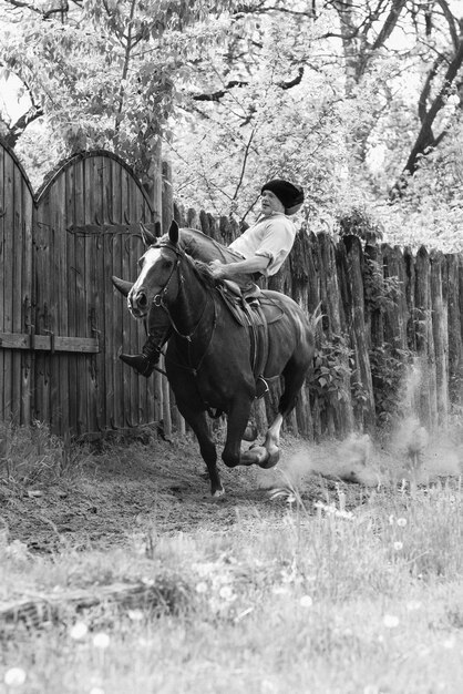 Photo cosaque zaporozhye de l'armée zaporozhye en costume national à cheval