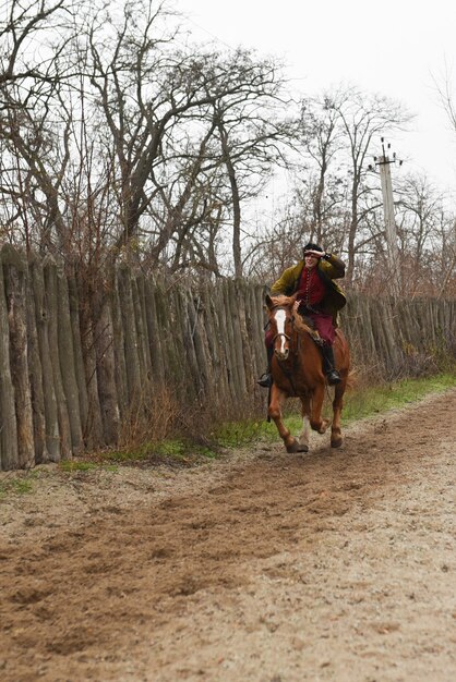 Cosaque Zaporozhye de l'armée Zaporozhye en costume national à cheval