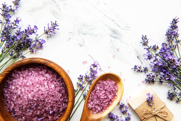 Cosmétique aux herbes naturelles avec lavande, flatlay sur fond de marbre blanc, vue du dessus