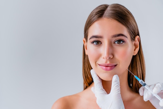 Photo cosmétique du visage féminin ou chirurgie plastique et concept de beauté en arrière-plan