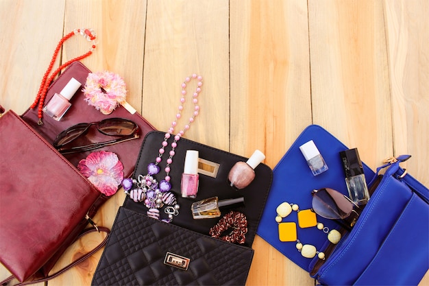 Les cosmétiques et les accessoires pour femmes sont tombés d&#39;un sac à main différent. Choses du sac à main ouvert de dame.