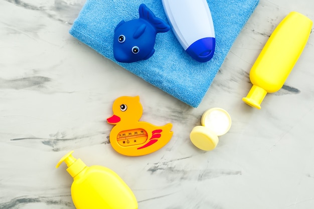 Photo cosmétiques de bain et jouet pour enfant shampooing gel crème savon et serviette