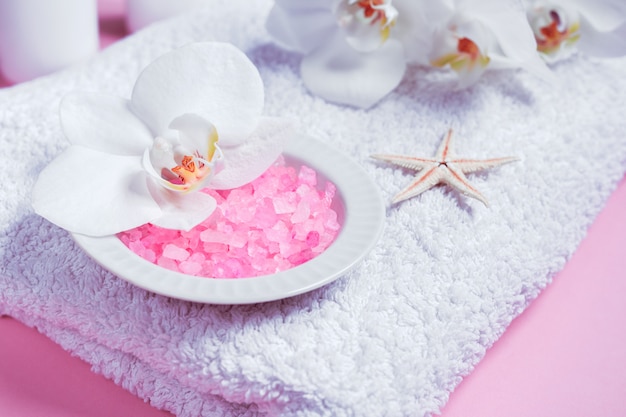 Cosmétiques de beauté Spa sur la table rose d&#39;en haut