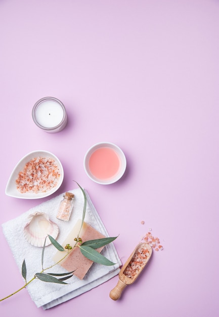 Cosmétiques biologiques naturels avec du sel rose sur fond rose