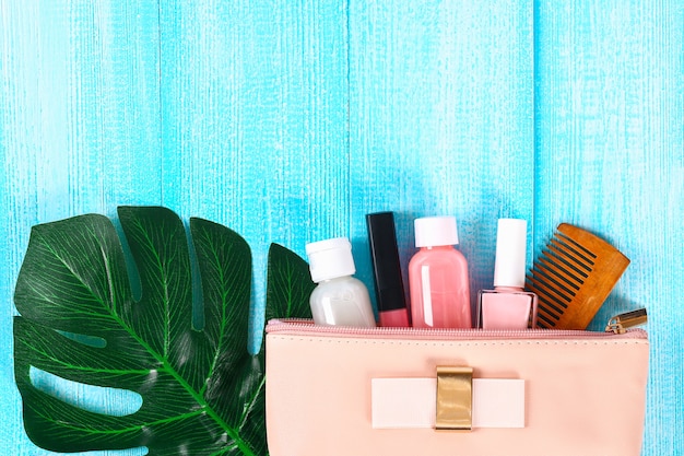 Cosmétiques Dans Un Sac Cosmétique Rose. Brillant à Lèvres, Crème, Vernis à Ongles, Produits De Soin De La Peau Sur Un