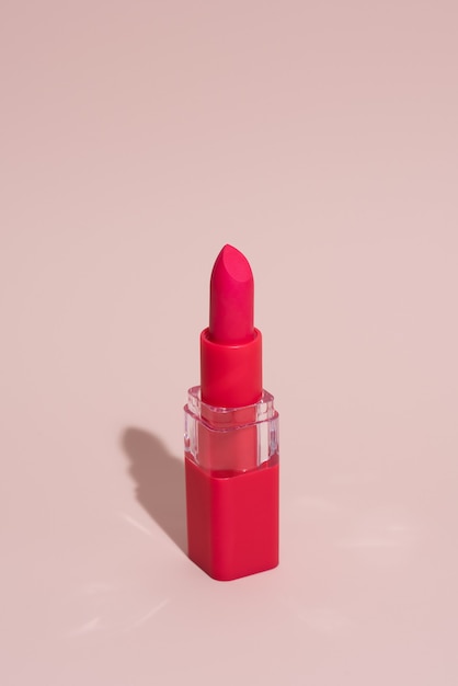 Cosmétiques décoratifs pour les lèvres concept ouvert rouge à lèvres sur fond rose