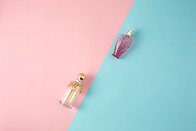 Les cosmétiques féminins - Parfum sur fond coloréb