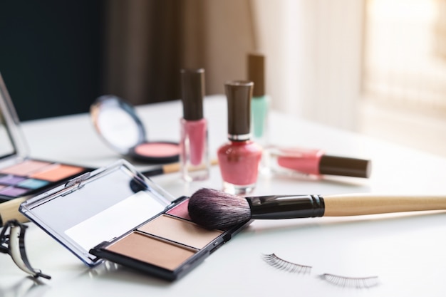 Cosmétiques femme, brosse et maquillage sur la table à la maison