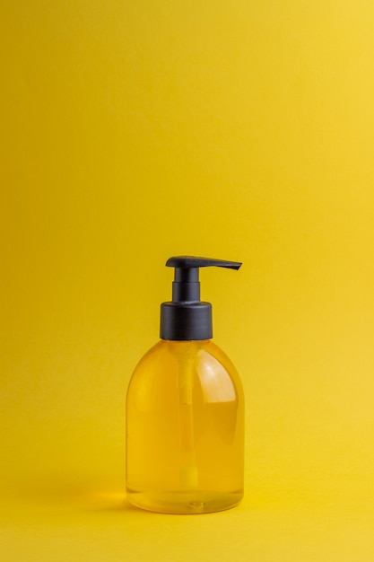 Cosmétiques sur jaune. Minimalisme. Soin de la peau.