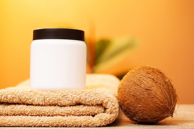 Cosmétiques naturels pour les soins spa et les soins de la peau à base de noix de coco