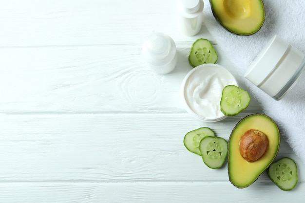 Cosmétiques naturels de spa sur table en bois blanc