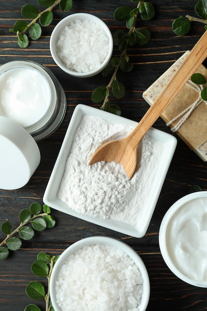 Cosmétiques naturels de spa sur table en bois rustique