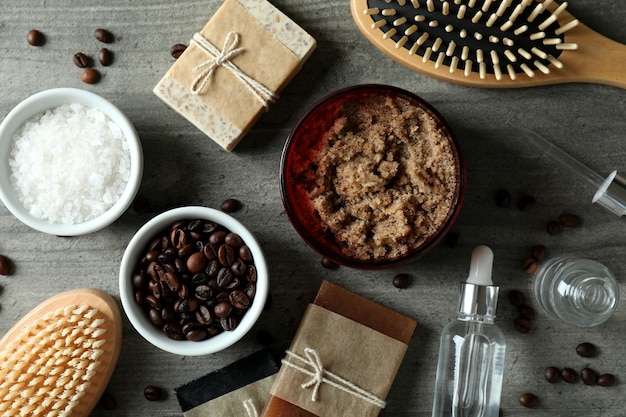 Cosmétiques naturels de spa sur une table texturée grise