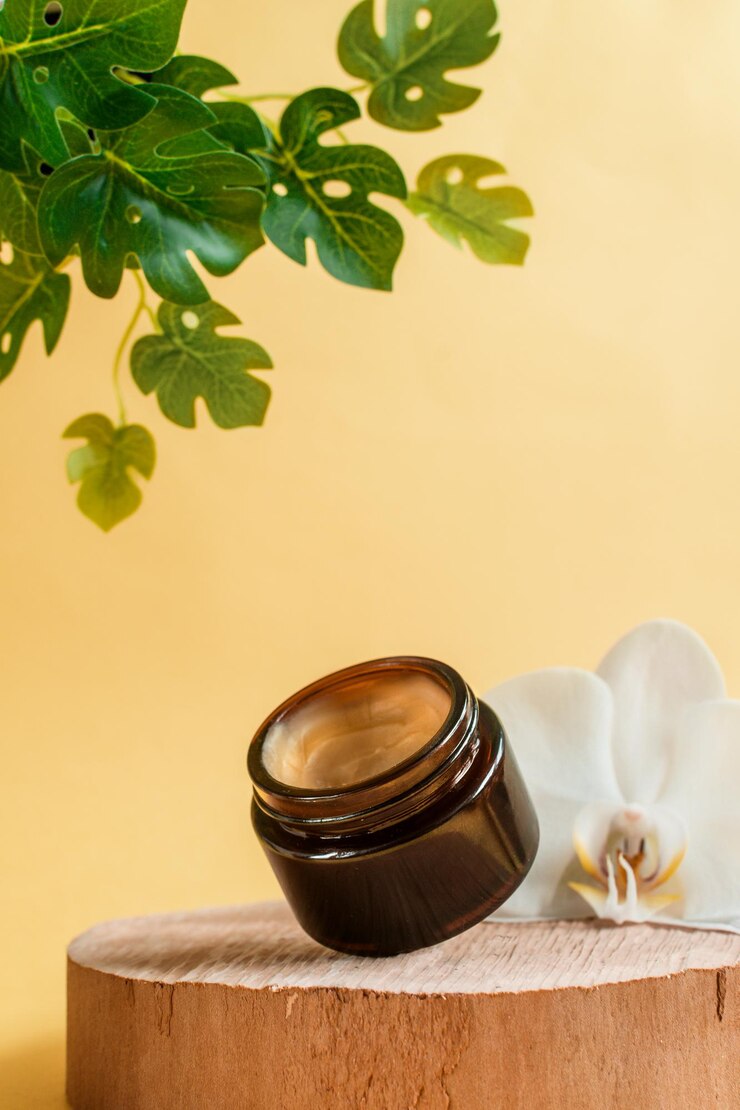 Cosmétiques en pot huile essentielle avec sérums vitaminés et prébiotiques pour le soin des cheveux