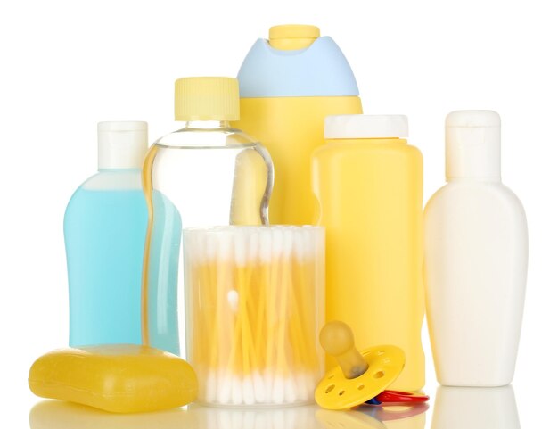 Cosmétiques pour bébé isolés sur blanc