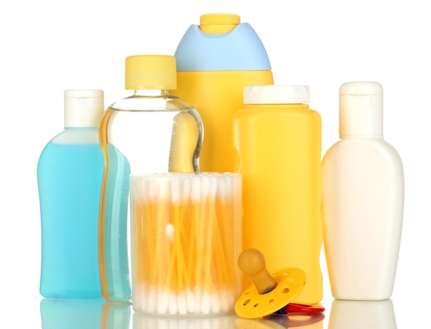 Cosmétiques pour bébé isolés sur blanc