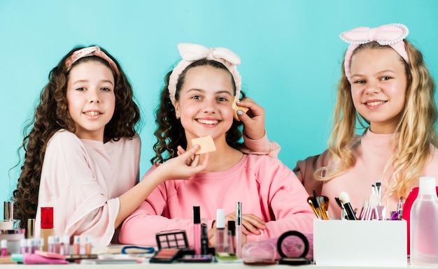 Cosmétiques pour enfants Boutique de cosmétiques Jeunes soins de la peau Meilleurs amis Nettoyer soigneusement Beauté et mode Filles se maquillant ensemble Bonheur de la fraternité Maquillage pour enfants Concept de soins de la peau