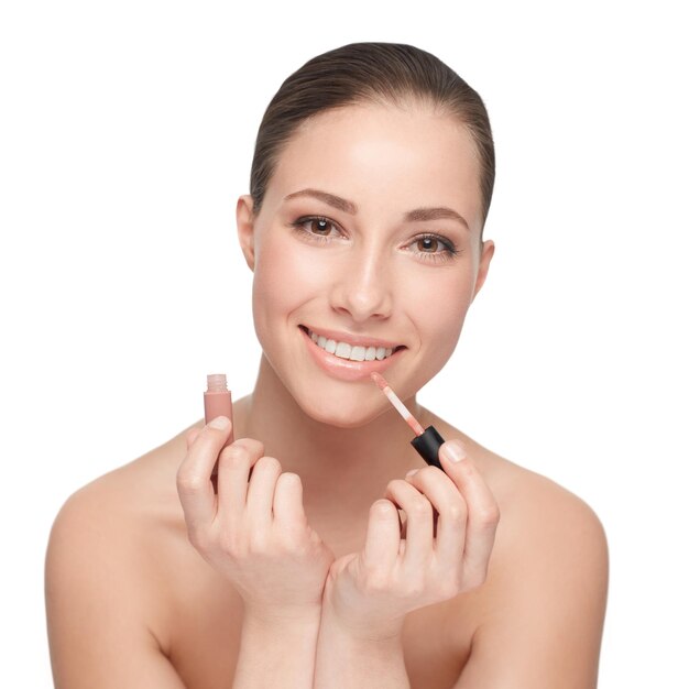 Cosmétiques pour femmes et rouge à lèvres, maquillage et beauté avec l'éclat et la cosmétologie sur fond blanc, portrait des mains et produit cosmétique pour le changement ou la transformation des lèvres en studio avec bien-être.