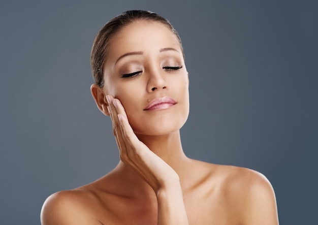 Cosmétiques pour femmes et yeux fermés avec réflexion en studio pour les résultats bien-être et soin de la peau par fond sombre modèle de personne et réflexion avec des avantages de beauté et changement pour l'esthétique avec une lueur
