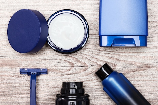 Cosmétiques pour hommes. Ensemble de produits cosmétiques de soins de la peau masculins de tous les jours sur une surface en bois minable