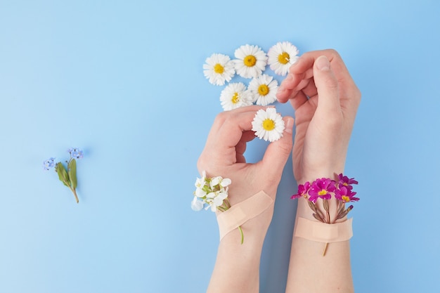 Cosmétiques pour les mains avec fleurs et pansements adhésifs Cosmétiques pour les mains spa de jour anti-rides