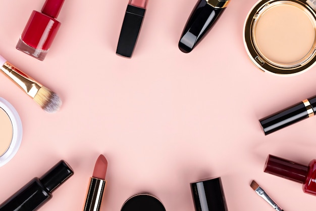 cosmétiques pour le maquillage sur fond rose clair