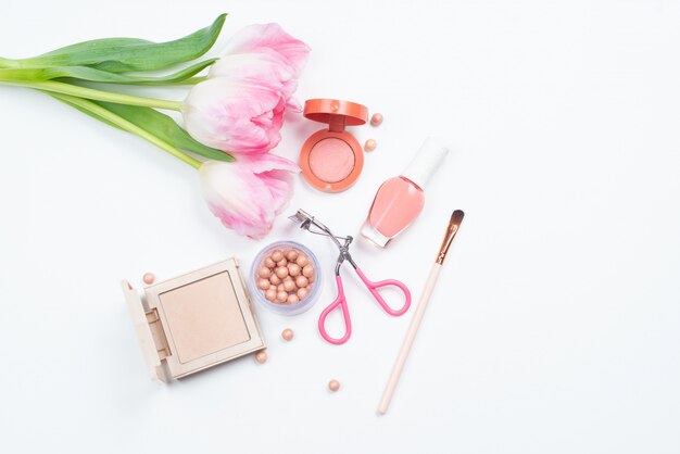 Cosmétiques pour maquillage, tulipes et accessoires