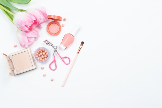 Cosmétiques pour maquillage, tulipes et accessoires