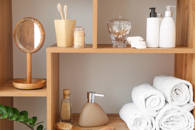 Photo cosmétiques de soins du corps avec des accessoires sur des étagères dans la salle de bain