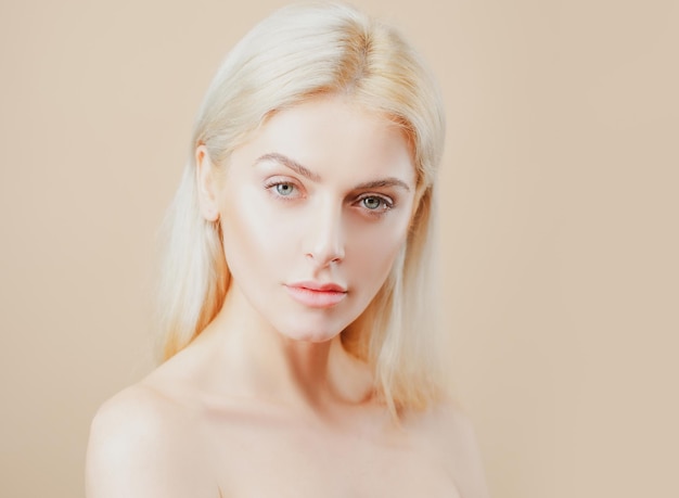 Cosmétiques soins de la peau femme sensuelle beauté naturelle portrait sans maquillage
