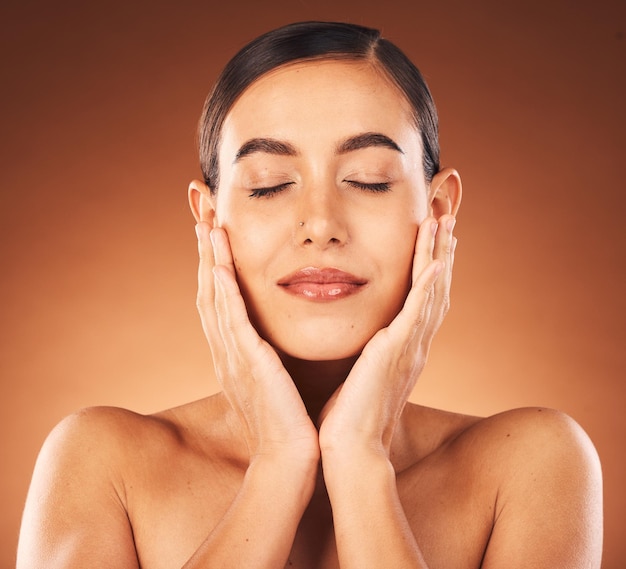 Cosmétiques soins de la peau et jeune femme à la peau lisse et claire de beauté naturelle sur fond de studio marron Maquillage de portrait et visage de fille en bonne santé pour la santé et le bien-être du visage