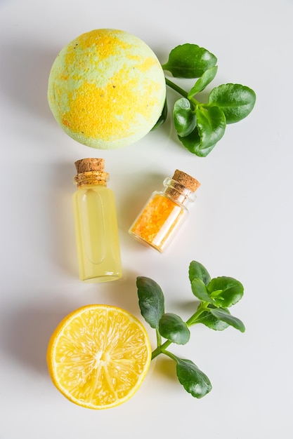 Cosmétiques spa aux agrumes sur fond blanc Produit écologique pour la médecine alternative au citron