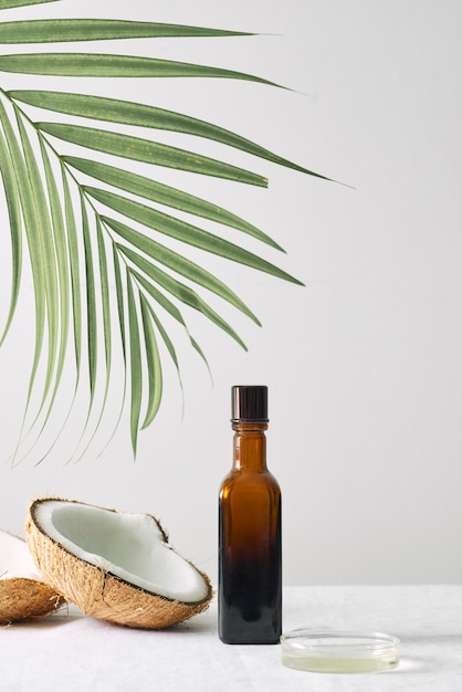 Cosmétiques de spa dans des bouteilles en verre marron sur une table en béton gris. Espace de copie. Blogueuse beauté, thérapie de salon, concept de minimalisme