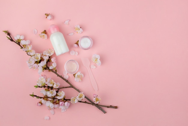 Cosmétiques spa sur un mur rose