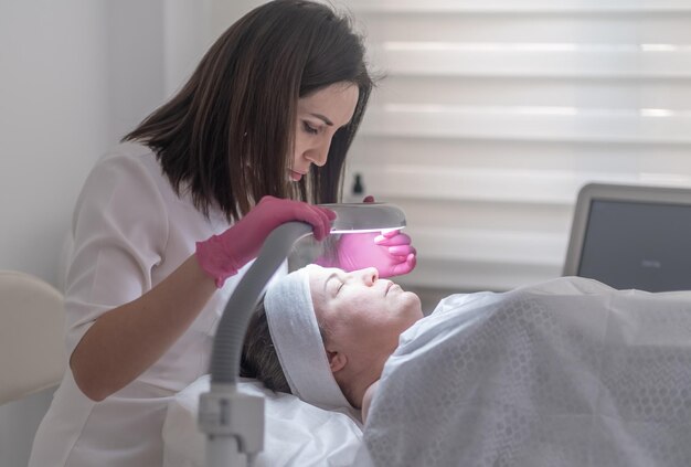 Le cosmétologue de la clinique de médecine esthétique offre un spa ou un salon de soins du visage experts