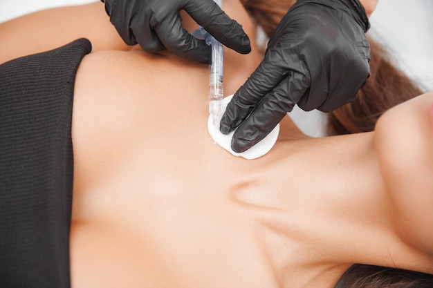 La cosmétologue fait des injections anti-âge contre les rides du cou et du décolleté Cosmétologie féminine