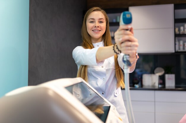 Cosmétologue féminine