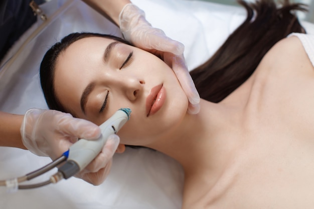 Photo cosmétologue professionnelle faisant une procédure hydrafaciale