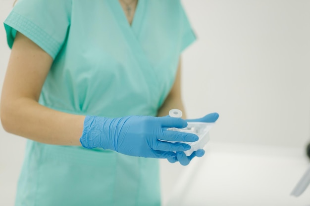 Le cosmétologue tient le produit cosmétique à la main Travailleur médical attrayant