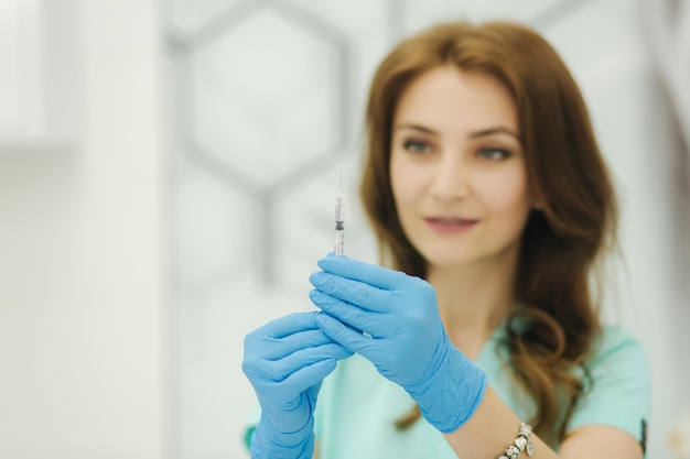 Cosmetologyst tenir la seringue dans la main Clinique médicale d'injection